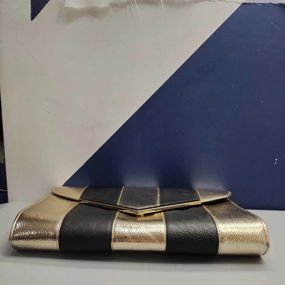 2B Bebe Envelope Clutch Purse Womens Black Gold Metal Tipped Magnetic Closure
